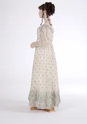 Sidevisning av en dagskjole, ca. 1815 (bomullsmuslin brodert med blå ull)