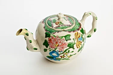 Staffordshire tekanne dekorert med krysantemum, 1760 (saltglasert lertøy)