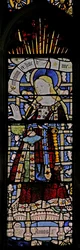 Østvinduet (Ew) som viser Jomfru Maria (sammensatt figur) - med juveler av innfelt glass