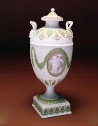 Tre farger Jaspis urneformet vase, modell av putti-figuren av John Flaxman. Wedgwood ca. 1780 (keramikk)