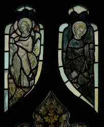 Tracery lysvinduer som viser engler
