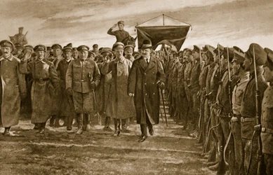 Trotsky, Russlands bolsjevismekommissær for krig, inspiserte et regiment av Letts, som utgjorde eliten til den røde hæren, 1914-19