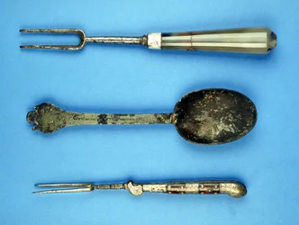 To gafler og en skje, 1600-tallet (edelt metall og agat)