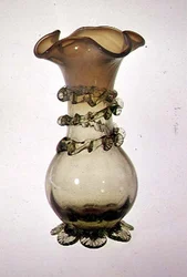 Vase med påført og knipet dekor, sent på 1800-tallet (vaselinglass)