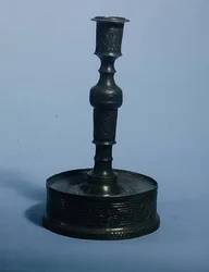 William Grainger lysestake med relieffstøpt dekorasjon, datert 1616 (tinn)