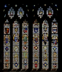 Window St Nectan Chapel Sw som viser engler med våpenskjold; tilbakestill engler, hoder og rundeller. de fire evangelistenes symboler