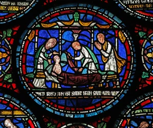 Window s6 som viser en scene fra et St Thomas Becket Miracle-vindu: Cicely of Plumstead(?) setter seg opp på båren hennes