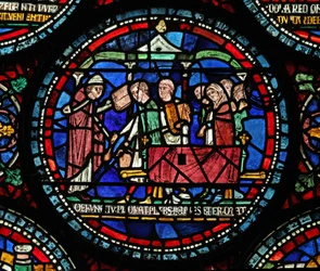 Vindu s6 som viser en scene fra et St Thomas Becket Miracle-vindu: Gilbert de Brun (?) begravelse