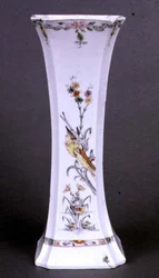 Worcester vase med utsvingt form malt i Kakiemon-farger, ca. 1750 (keramikk)