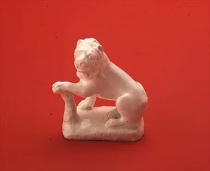 Sløyfehvit figur av en løve, sittende ser til venstre, ca. 1750 (keramikk)