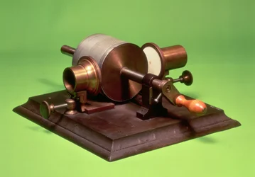 Replika av den første fonografen, oppfunnet av Thomas Alva Edison (1847-1931) i 1877 (metall) (se også 260255)