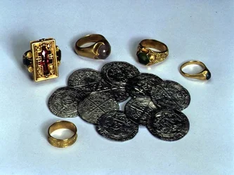 Ringer fra Thame Hoard og ti sølvgryn funnet i Themsen, terminaldato 1457