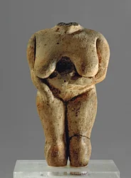 Hodeløs kvinnefigur, 3400–3000 f.Kr. (terrakotta)