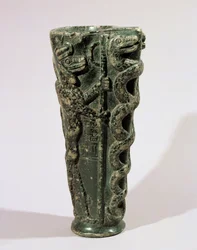 Drikkvase av kong Gudea dedikert til Ningishzidda, med denne gudens akolytter, flettede slanger og vingede drageslanger …