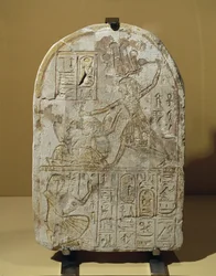 Farao Ramses II slår fanger. Stele dedikert …