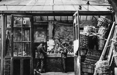 En bar i Central Market-kvarteret, Paris, 1931.