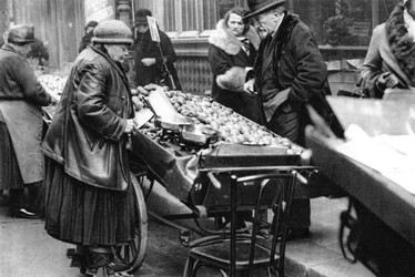 En typisk fruktselger, Paris, 1931.