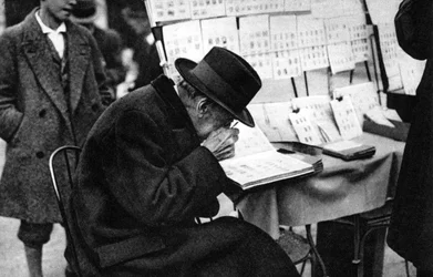 En gammel frimerkekjøper, Paris, 1931.
