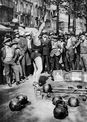 Strongman sjonglerer med vekter, Paris, 1931.
