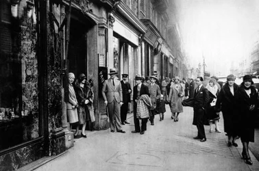 Venter på at syersker skal forlate jobben, Paris, 1931.