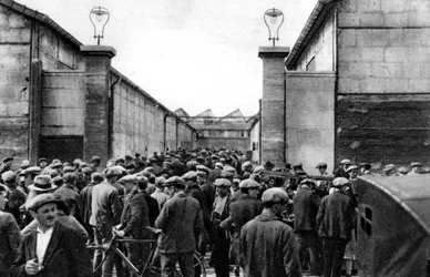 Arbeidere ved inngangen til en Billancourt-fabrikk, Paris, 1931.