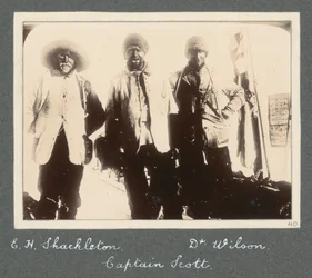Gruppefotografi av Shackleton, kaptein Scott og dr. Wilson da de vendte tilbake til Discovery etter forsøket på å nå Sydpolen. Fra et album av sir Ernest Henry Shackleton med tittelen National Antarctic Expedition (1901-1903)