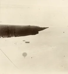 Utsikt ned over platået fra ballongen. Fra et album av Sir Ernest Henry Shackleton med tittelen Den nasjonale antarktisekspedisjonen (1901-1903)