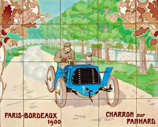 Charron kjører en Panhard-bil i løpet Paris til Bordeaux i 1900: keramiske fliser produsert av Gilardoni Fils et Cie i Paris, etter en tegning av Ernest Montaut (1878-1909)