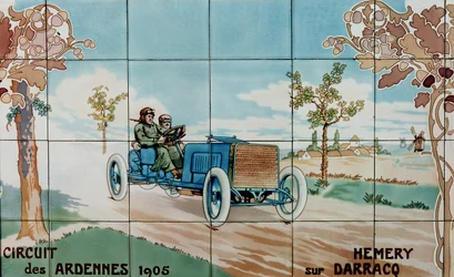Hemery kjører en Darracq-bil i Circuit des Ardennes i 1905: keramiske fliser produsert av Gilardoni Fils et Cie i Paris, etter en tegning av Ernest Montaut (1878–1909)