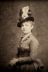 Camille Claudel (1864-1943). Fotografisk portrett omkring 1886 av Etienne Carjat (1828-1906). Bakside. Musée des Beaux-Arts de Poitiers (Frankrike).