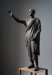 Aule Metele (Taleren), romersk taler - etruskisk bronseskulptur, h: 179 cm, ca. 90-70 f.Kr., fra Pila, Italia - etruskisk sivilisasjon: «Magistraten fra Perugia, Aulus Metellus, kalt Taleren eller Arringatore» Bronseskulptur