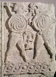 Detalj av en gravstein med to krigerestein