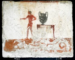 Etruskisk kunst: en ung naken ephebe nær et bord hvor en vase er plassert. Freske av graven til "dykkeren". Fra den sørlige kirkegården i Paestum. 480-470 f.Kr. Museo Archeologico Nazionale, Paestum