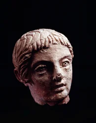 Etruskisk sivilisasjon: hodet til en ung mann fra tempelet Belvedere, i Orvieto - 5.-4. århundre f.Kr. Diam 13 cm