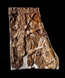 Etruskisk sivilisasjon: elfenbensplate dekorert av representasjonen av Geryon - Fra tumulus av Montefortini, Comeana, Italia - 7. århundre f.Kr. Dim 10x8,1 cm Firenze, Museo Archeologico, inv 194662