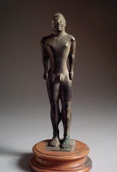 Etruskisk sivilisasjon: "" kouros"" bronseskulptur, fra Talamone, Italia, 540-530 f.Kr. Dim 21 cm