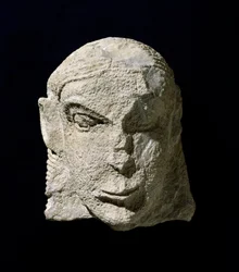Etruskisk sivilisasjon: kvinnehode i kalkstein. 650 f.Kr. ca. Fra tumulen til Pietrera di Vetulonia. Firenze, Museo Archeologico