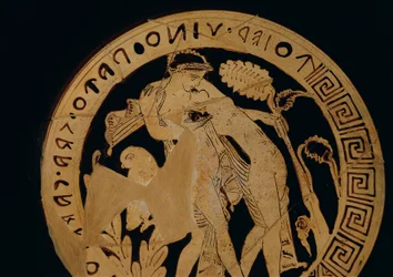 Italia, Lazio, Civita Castellana, rødfigur kylix (vinkeramikk) som viser ungdommer som omfavner, påskrevet (på faliskansk språk) med en invitasjon til å drikke, rundt 350 f.Kr.