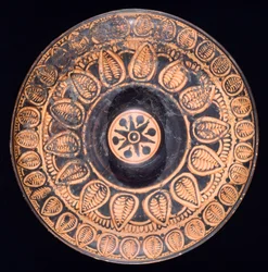 Patera. Rødfigurkeramikk fra Spina (Emilia Romagna). Etruskisk sivilisasjon, 4. århundre f.Kr.