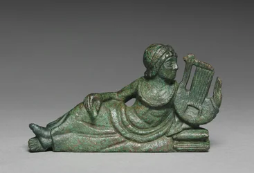 Fartøyspynt av liggende lyrespiller, Italia, ca. 400-375 f.Kr