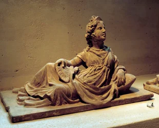 Etruskisk kunst: begravelsesurnedeksel som viser den avdødes kone som holder en vifte. Fra begravelsesmonumentet til Chiusi (Toscana, Italia). 2. århundre e.Kr. Paris, Louvre-museet
