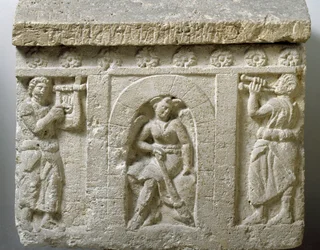Etruskisk kunst: "" Lasaen, dødens ånd ved inngangen til helvete"" Lavt relieff av en urne fra Chiusi. 3. eller 2. århundre f.Kr. Palermo, Nasjonalt arkeologisk museum
