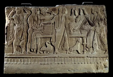 Etruskisk antikvitet: Plakett med begravelsescippe. Utstilling av avdøde på hennes begravelsesseng. Paris, Musée du Louvre