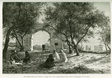 Bab-er-Roumia (Bab er Roumia), den kristne kvinnens port, romerske ruiner i Dougga, reisende og guidene deres på piknik rundt et kamera. Stikk av Eugène Girardet til illustrasjon av beretningen «Voyage en Tunisie» av R. Cagnat og H. Saladin, belastninger