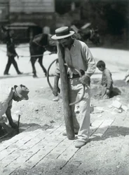 Street Paver, 1910 (gelatinsølvtrykk)