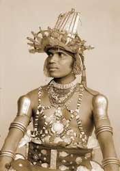 Portrett av en srilankisk danser med preget sølvhjelm, ca. 1890