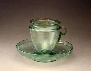 Kopp og tallerken, ca. 50-100 e.Kr. (glass)