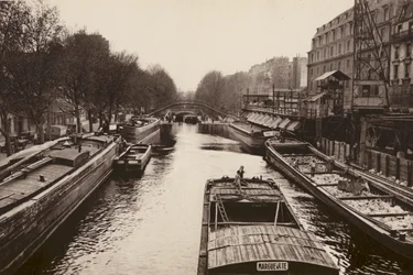 Paris: Peniches sur le Canal St-Martin; Toppene på quot;Canal St-Martinquot; (s/h-bilde)