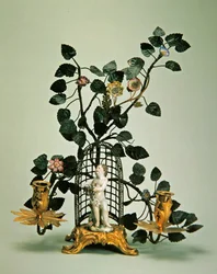 Amor i en hage (porselen og metallarbeid)