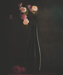 Stilleben med stemningsfulle blomster